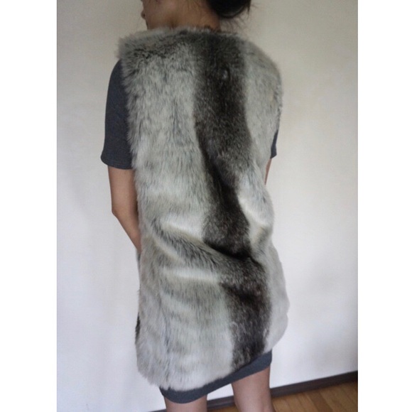 • SOLD • 2/$18 ⭕️ Faux Fur Vest - Picture 3 of 4